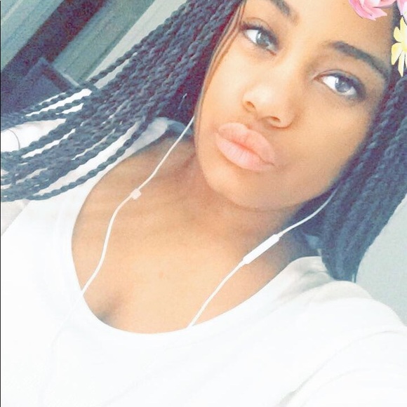 Meet your Posher, Kiya🖤 - Picture 2 of 5